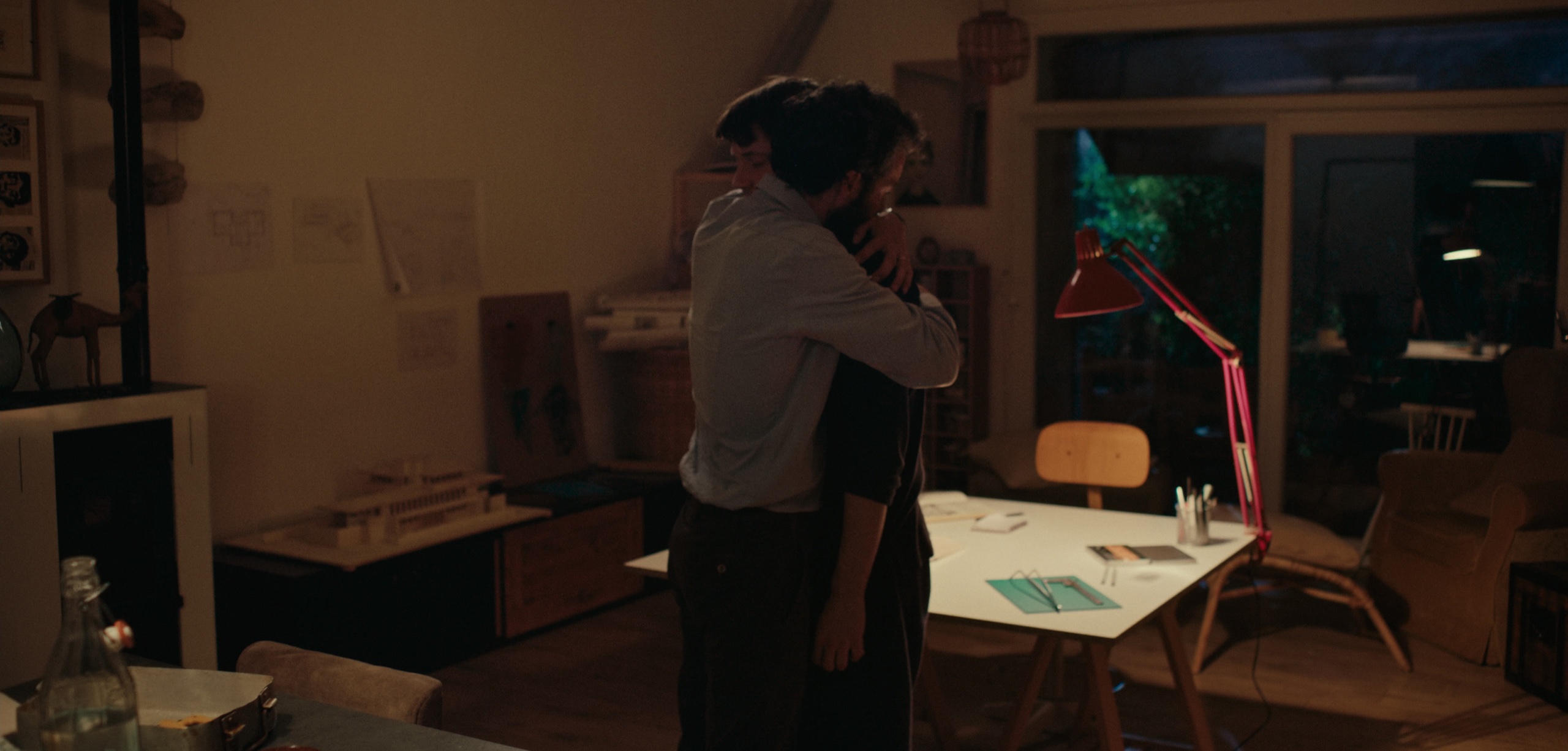 10 (Dieci): Mattia (Elia Nuzzolo) e il padre (Glen Blackhall) si abbracciano nella casa di notte