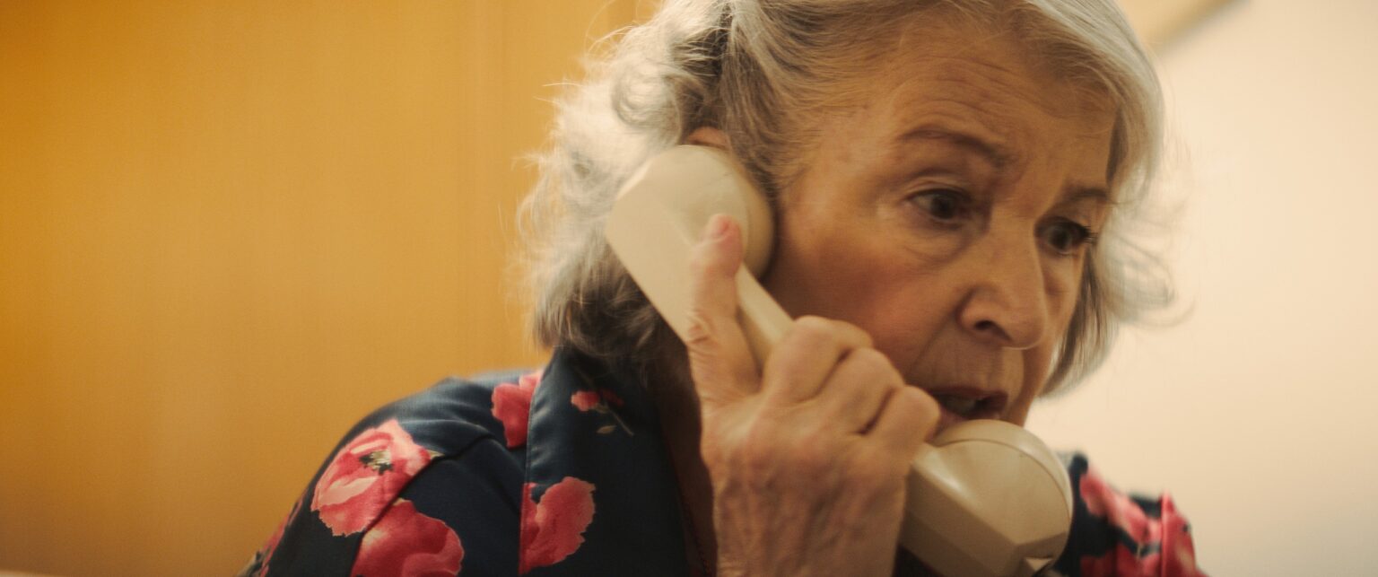 La Truffa, directed by Matteo Stipa and Michele Marchionne: Mirella on the phone, worried, holding the ivory receiver