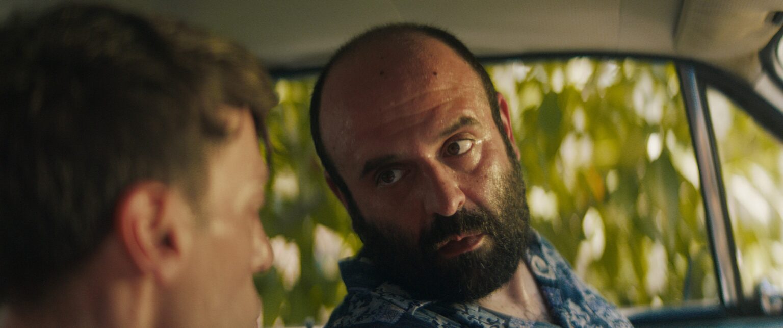 La Truffa, directed by Matteo Stipa and Michele Marchionne: Frappa looks at Tommy, in the car
