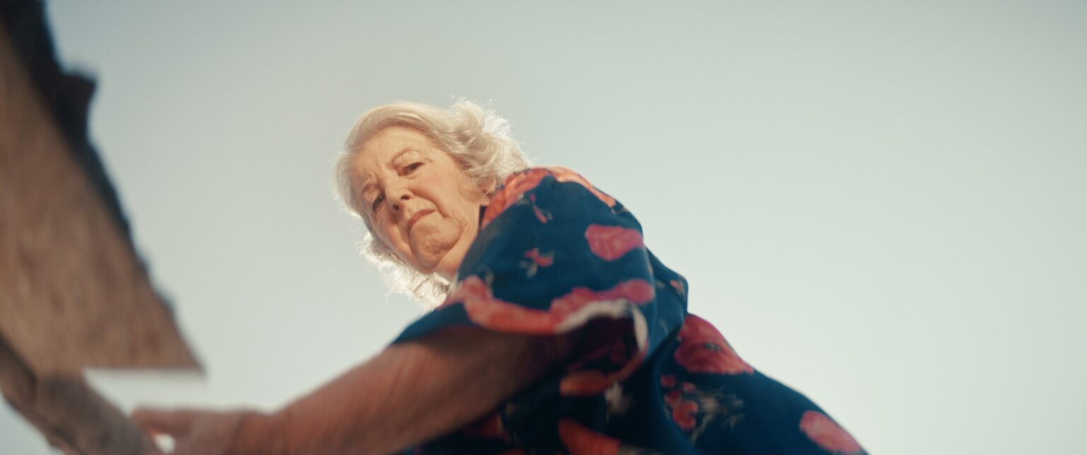 La Truffa, directed by Matteo Stipa and Michele Marchionne: Mirella, seen from below against the sky, looks down sternly